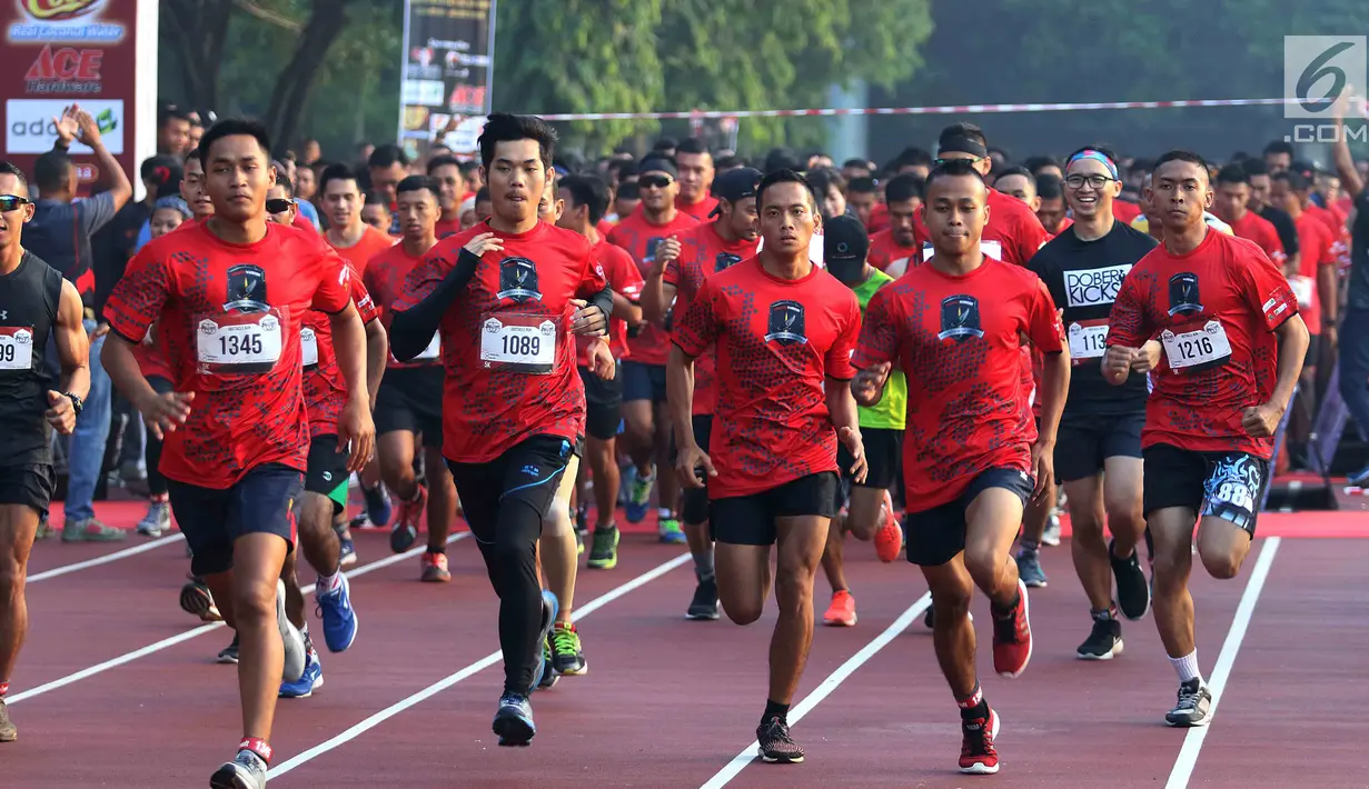Para peserta berlari dalam ajang Komando Warriors II di Kompleks Kopassus Cijantung, Jakarta, Minggu (6/5). Komando Warriors yang diselenggarakan Kopassus juga melibatkan masyarakat. (Liputan6.com/Angga Yuniar)