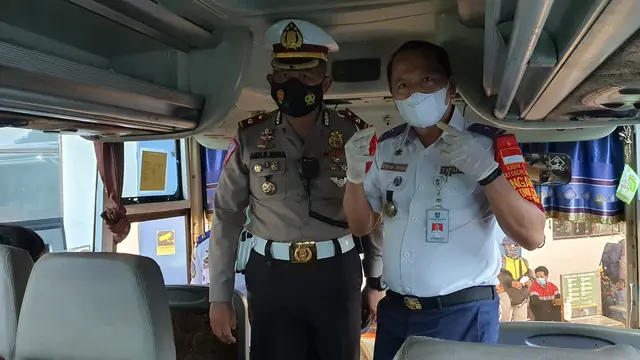 Petugas mengimbau penumpang bus di Terminal Jatijajar, Depok menerapkan protokol kesehatan Covid-19