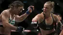 Ronda Rousey (kanan) saat mempertahankan gelar Ultimate Fighting Championship (UFC) dengan mengalahkan Bethe Correia di Rio de Janeiro, Brazil. (1/8/2015). (Reuters/Ricardo Moraes)