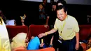 Ketua Umum Partai Golkar, Setya Novanto (kanan) menyalami anak anak jelang nonton bareng film Iqro bersama 1000 anak yatim di Jakarta, Minggu (12/2). Acara ini untuk memperingati Maulid Nabi Muhammad SAW. (Liputan6.com/Helmi Fithriansyah)