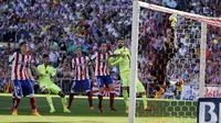 Kiper Atletico Madrid Jan Oblak menepis tendangan bintang Barcelona Lionel Messi (REUTERS/Andrea Comas)