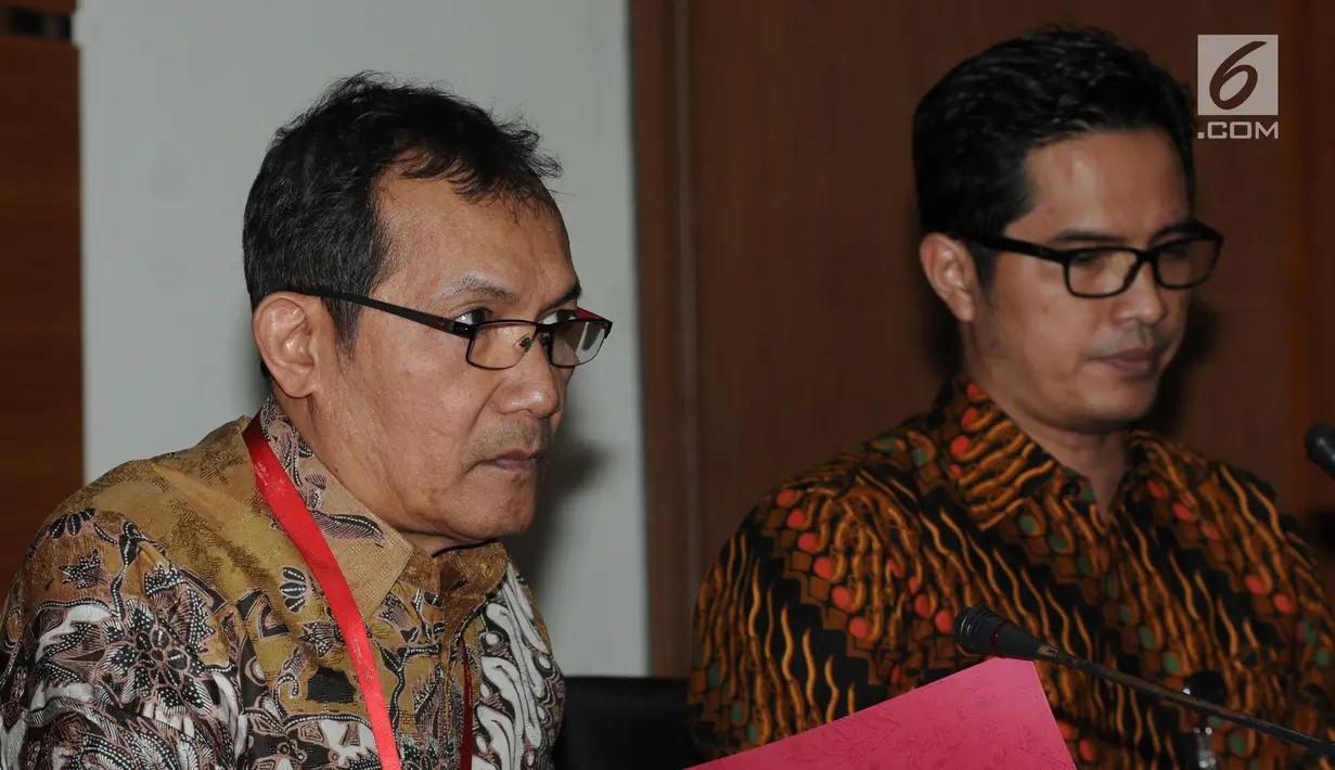 Wakil Pimpinan KPK, Saut Situmorang didampinggi Juru bicara KPK, Febri Diansyah menanggapi putusan Mahkamah Agung (MA) terkait vonis bebas mantan Ketua BPPN Syafruddin Arsyad Tumenggung yang sebelumnya dihukum 15 tahun di Gedung KPK, Jakarta, Selasa (9/7/2019). (merdeka.com/Dwi Narwoko)