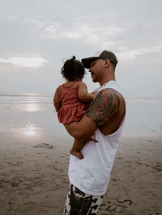 Pemeran Arfan dalam film Air Mata di Ujung Sajadah itu juga kerap disebut hot daddy yang begitu sayang dengan istri dan anaknya. [Instagram/krisjianabah/xarenazenata]