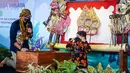 Menteri Parekraf berbincang dengan dalang cilik berusia 9 tahun Adimas Alby Ersani Widyaputra di desa wisata Rejowinangun, Yogyakarta, Jumat (08/10/2021). Guna menambah kreativitas Sanidaga Uno membelikan ponsel untuk  membantu membuat konten wayang dan wayang pandawa lima.(Liputan6.com/HO/Parekraf)