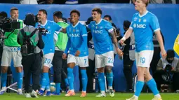 Dua gol kemenangan Napoli diborong oleh David Neres pada menit ke-39 dan 57. Tampak dalam foto, penyerang Napoli asal Brasil bernomor punggung 7, David Neres, merayakan gol kedua timnya bersama rekan-rekan setimnya selama pertandingan final Piala Super Italia melawan Bologna di Stadion King Al-Awwal Park, Riyadh pada Senin 22 Desember 2025 malam waktu setempat. (Fayez NURELDINE/AFP)