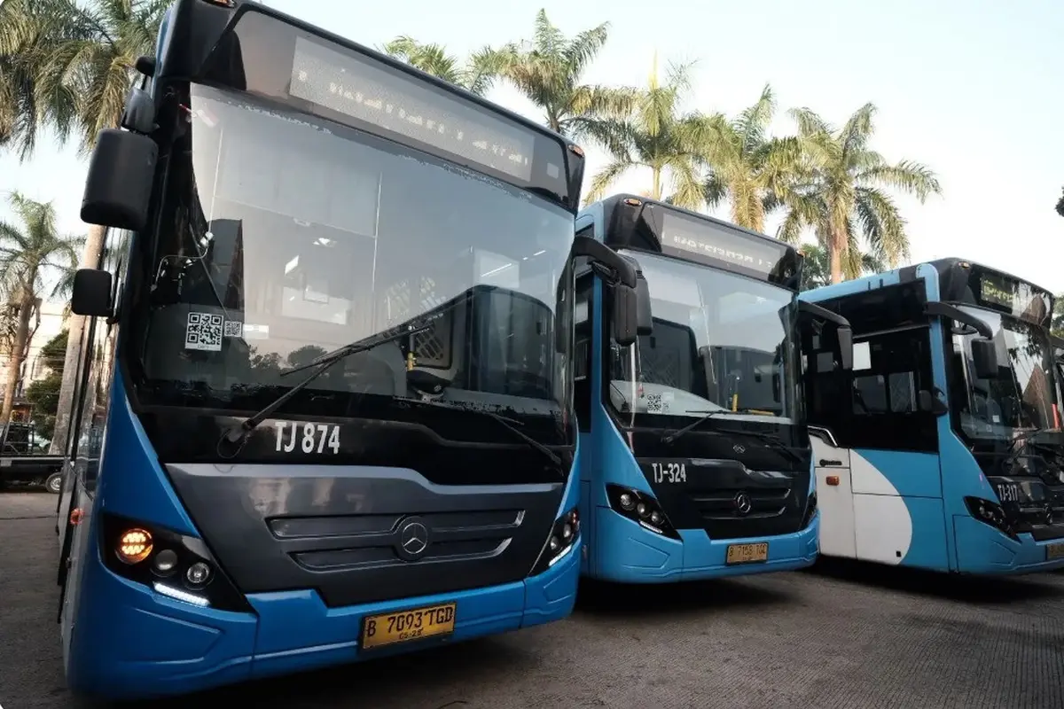 Bus TransJabodetabek di Terminal Sawangan.