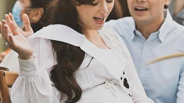 Potret Bahagia Asmirandah Dan Jonas Rivanno Umumkan Jenis Kelamin Anak Pertama News Entertainment Fimela Com