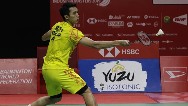 Tunggal putra Indonesia, Jonatan Christie, berusaha memukul kok saat melawan tunggal Denmark. (Bola.com/Yoppy Renato)