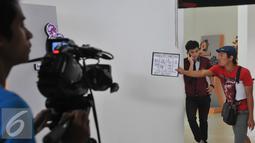 Pemain sinetron High School Love Story (HSLS),  Rizky Nazar sebelom melakukan beberapa adegan, di lokasi syuting Studio MD, Jakarta, Kamis (20/8/2015). Sinetron HSLS sudah tayang sejak 10 Agustus 2015 lalu di SCTV. (Liputan6.com/Herman Zakharia)