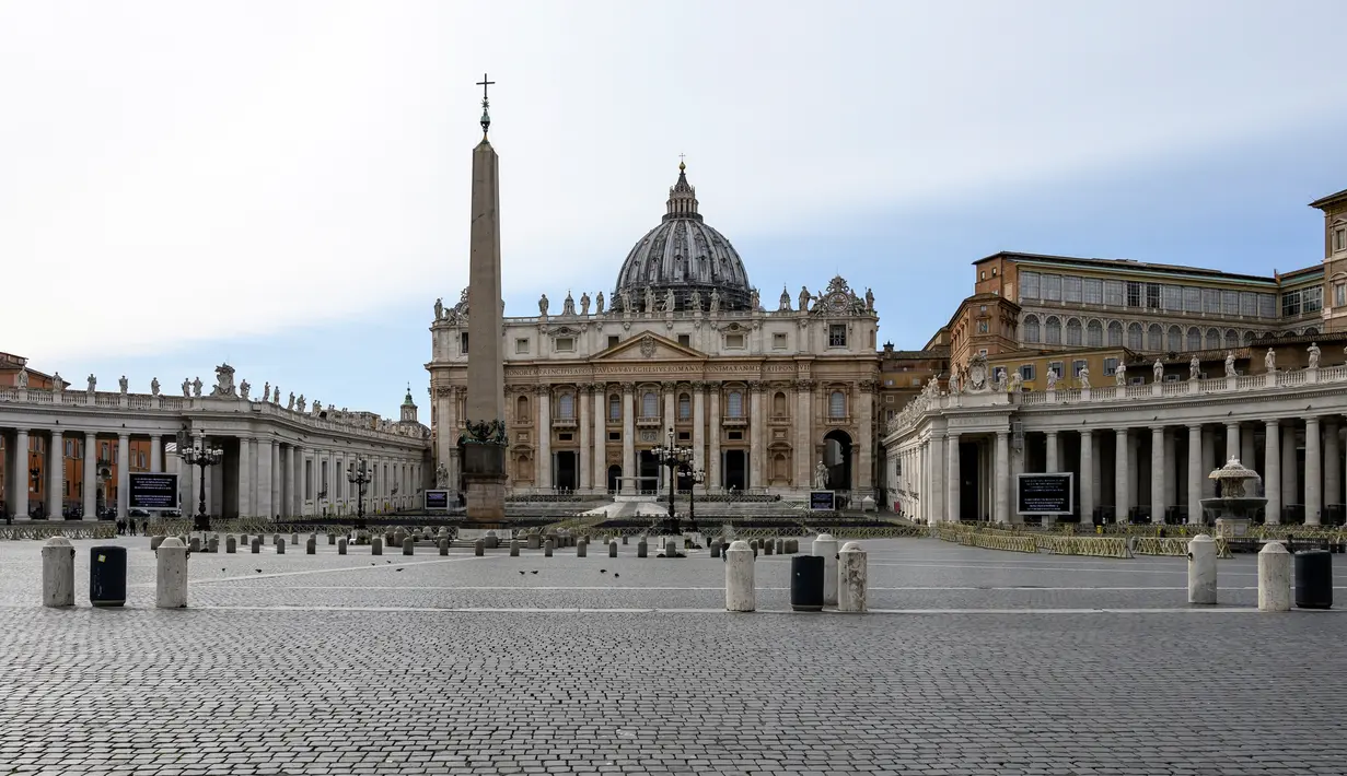 Pandangan umum Lapangan Santo Petrus dan basilika utamanya yang tertutup bagi wisatawan di Vatikan, Selasa (10/3/2020). Vatikan menutup lapangan Santo Petrus dan Basilika Santo Petrus bagi kunjungan wisatawan sampai 3 April untuk menghentikan penyebaran virus corona. (Tiziana FABI/AFP)