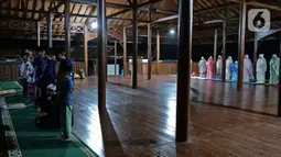 Sejumlah warga Baduy muslim melaksanakan sholat tarawih di Kampung Landeuh, Lebak, Banten, Selasa (27/4/2021). Selama Ramadhan, warga Baduy muslim melaksanakan sholat tarawih sampai tadarus dan makan bersama. (Liputan6.com/Herman Zakharia)