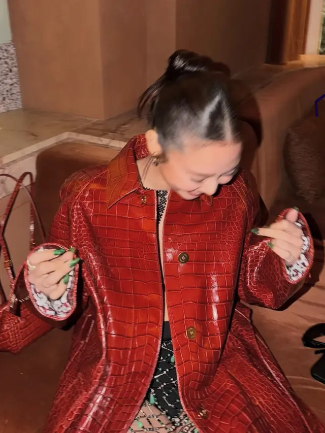 Jennie Blackpink saat hadir di Show Chanel Paris Fashion Week pakai coat merah. [@jennierubyjane]