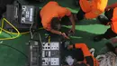 Tim Penyelam Basarnas melakukan persiapan pencarian korban pesawat AirAsia QZ8501 di perairan selat Karimata Kalimantan Tengah, Jumat (2/1). Tim Basarnas mengecek alat deteksi bawah laut atau Remote Operating Vehicle (ROV). (Liputan6.com/Herman Zakharia)