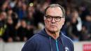 6. Marcelo Bielsa- Pria yang berjulukan El Loco atau “Si Gila” ini memang terkenal gemar melakukan revolusi strategi di klub yang diasuhnya. Taktiknya yang revolusioner mampu memengaruhi para manajer muda seperti Pep Guardiola. (AFP/Denis Charlet)