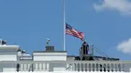 Gedung Putih di Washington DC mengibarkan bendera setengah tiang sebagai tanda berduka atas penembakan brutal klub gay Pulse di Kota Orlando, Florida, Amerika Serikat (AS), Minggu (12/6). (AFP PHOTO/Yuri GRIPAS)