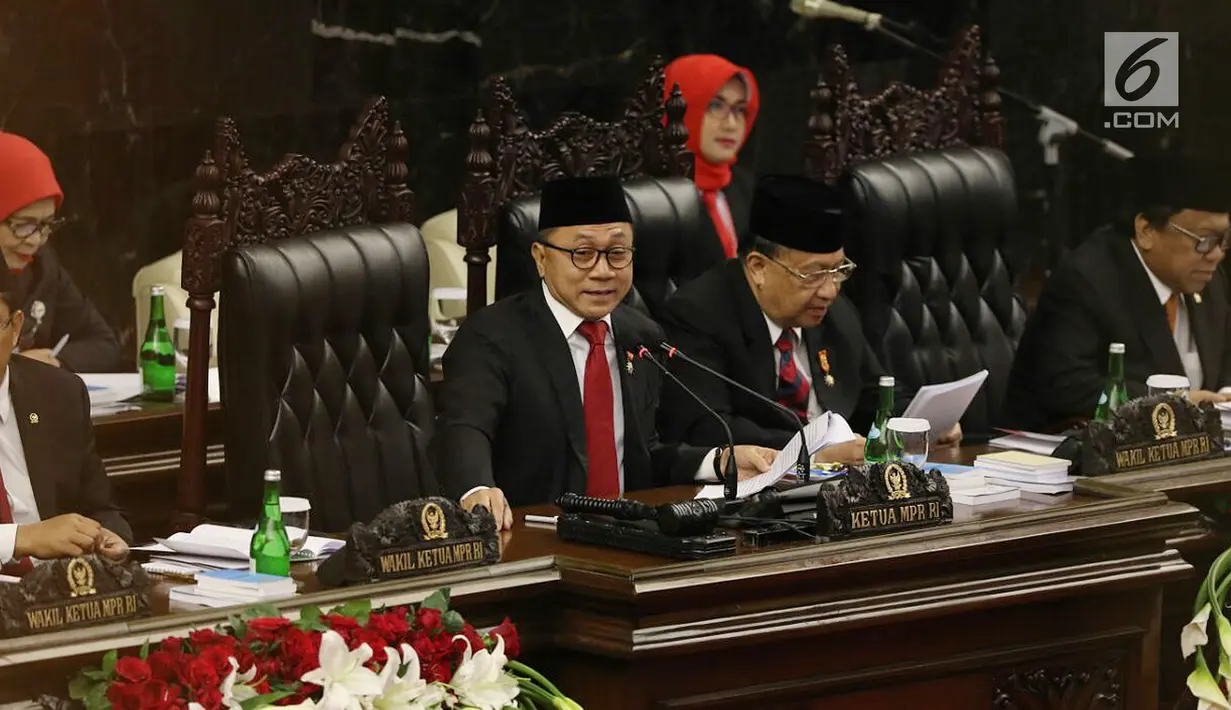 Ketua MPR Zulkifli Hasan saat memberikan pidato dalam Sidang Tahunan MPR RI Tahun 2017 di Gedung Parlemen Senayan, Jakarta, Rabu (16/08). Ketua MPR Zulkifli Hasan meminta bangsa Indonesia mencontoh kehidupan para bapak bangsa. (Liputan6.com/Johan Tallo)