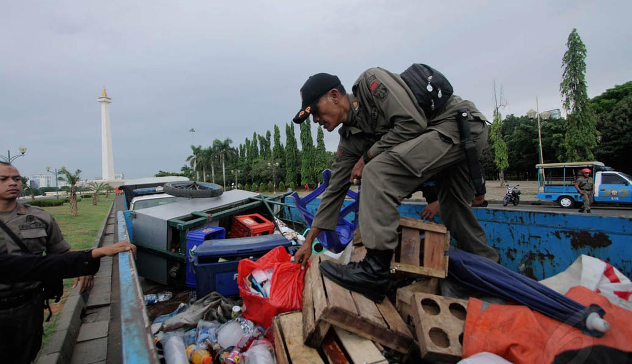 Petugas Satpol PP kembali melakukan razia terhadap pedagang kaki lima (PKL) di sekitar Monas, Jakarta, Kamis (4/12/2014). (Liputan6.com/Faizal Fanani)