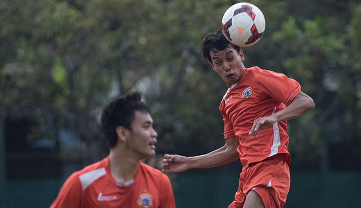 Pesepakbola Novri Setiawan menyundul bola saat mengikuti latihan perdana bersama Persija jelang Piala Presiden 2015 di Lapangan Yon Zikon 13, Jakarta, Selasa (18/8/2015). (Bola.com/Vitalis Yogi Trisna)