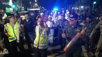 Anggota TNI-Polri kompak bangunkan warga sahur di bulan Ramadan. (Liputan6.com/Dhimas Prasaja).