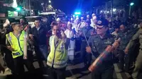 Cara Kompak TNI-Polri di Surabaya Bangunkan Warga Sahur