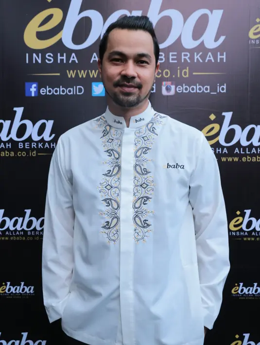 Mendekati bulan Ramadhan tahun ini, ayah Aqueeni Aziz Djorghi itu didapuk menjadi brand ambassador. Dengan menerima tawaran e-commerce muslim, ia bisa memperdalam agama dan mengingat-ingat kembali ilmu agama. (Adrian Putra/Bintang.com)