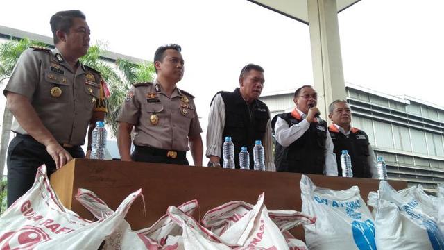 Kementrian perdagangan (kemendag) bersama Mabes Polri, mengungkap kasus penggunaan gula rafunasi yang diperuntukkan industri, dijual bebas di pasaran. (Yandhi/Liputan6.com)