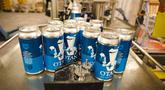 Kaleng bir OTAN terlihat di lini produksi di tempat pembuatan bir Olaf di Savonlinna, Finlandia pada Kamis (19/5/2022). Sebuah pabrik bir lokal memutuskan untuk membuat bir bertema NATO untuk perayaan bergabungnya Finlandia dengan aliansi militer Barat tersebut. (Alessandro RAMPAZZO / AFP)