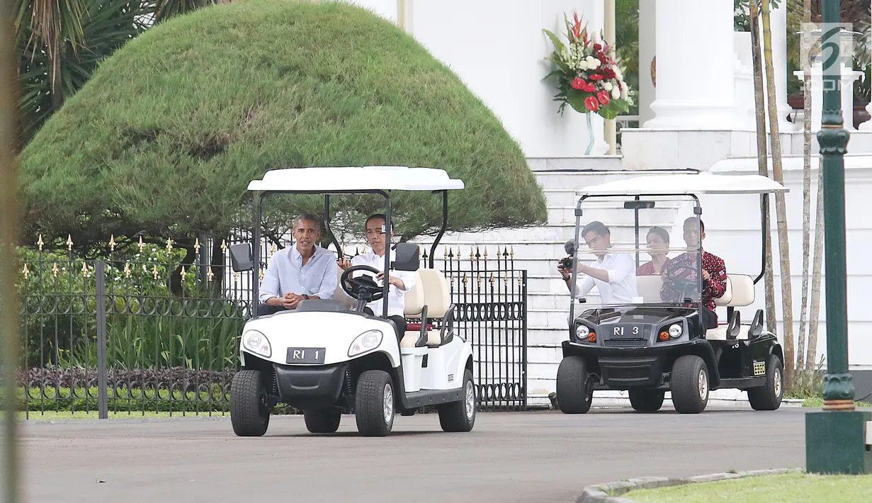 Presiden Jokowi dan Presiden AS ke-44, Barack Obama menaiki mobil golf di Istana Bogor, Jumat (30/6). Di belakang, Ibu Negara, Iriana Widodo dan Kaesang Pangarep juga mengendarai golf car untuk mengeliling Kebun Raya Bogor. (Liputan6.com/Angga Yuniar)