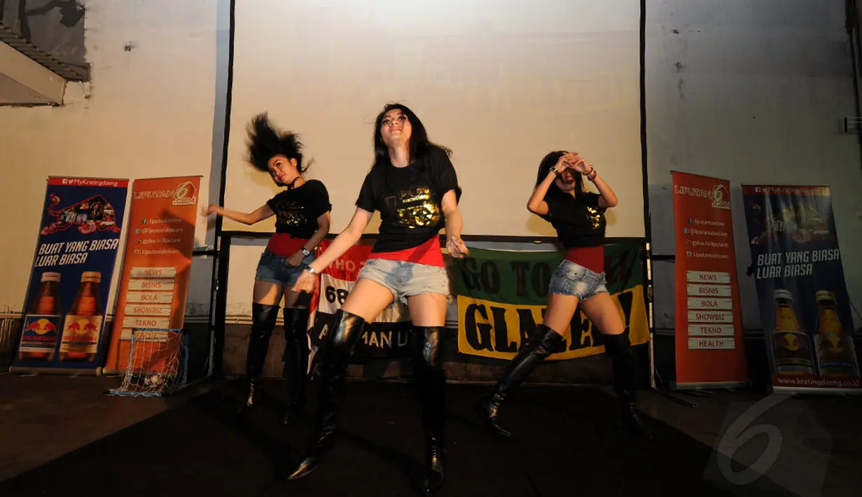 Penampilan sexy dancer menghangatkan suasana nonton bareng laga Manchester United vs Liverpool di Tanah Kusir, Jakarta (14/12/2014). (Liputan6.com/Helmi Fithriansyah)