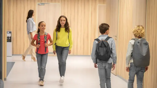 5 Manfaat Mengajarkan Anak Budaya Mengantri Sejak Dini (photo by freepik.com)