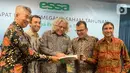 Komisaris PT Surya Esa Perkasa Tbk (ESSA) Rahul Puri (tengah) berbincang dengan jajaran direksi (dari ki-ka); Direktur Isenta Hioe, Wakil Presdir Kanishk Laroya, Direktur Mukesh Agrawal dan Direktur Prakash Bumb, usai Rapat Umum Pemegang Saham Tahunan (RUPST), di Jakarta, Selasa (7/6/2022). PT Surya Esa Perkasa Tbk (ESSA) akan membagikan dividen sebesar Rp78,3miliar yang diambil dari laba bersih yang diatribusikan kepada Perseroan pada 2021. (Liputan6.com/HO/Alwi)