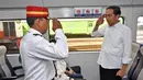 Presiden Joko Widodo disambut oleh awak kereta ARS, Medan, Kamis (3/3). Kereta ARS ini adalah kereta pertama yang mempelopori secara efektif dari pusat kota menuju bandar udaranya secara efektif. (Setpres/Agus Suparto)