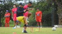 Momen ketika pelatih Arema FC, Javier Roca, beradu badan dengan bek Ikhfanul Alam dalam sesi latihan fisik Tim Singo Edan, Kamis (22/9/2022).&nbsp;(Bola.com/Iwan Setiawan)