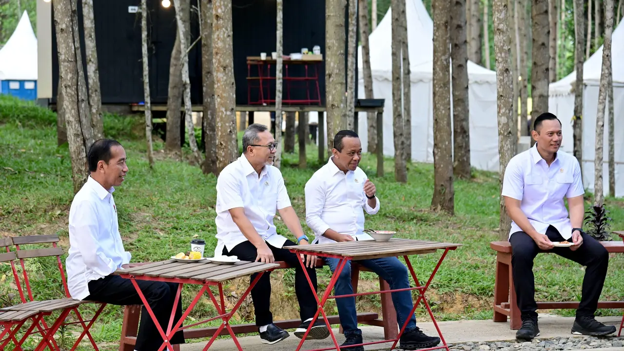 Presiden Joko Widodo atau Jokowi menikmati suasana pagi hari di Kawasan Ibu Kota Nusantara (IKN), Kalimantan Timur pada Jumat (1/3/2024).