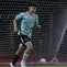 Pemain Timnas Indonesia U-16, Matthew Baker melakukan jogging dalam sesi official training di Stadion UNS, Solo, Jawa Tengah, Minggu (30/6/2024) jelang menghadapi Australia dalam laga semifinal Piala AFF U-16 pada Senin (1/7/2024) di Stadion Manahan, Solo. (Bola.com/Abdul Aziz)