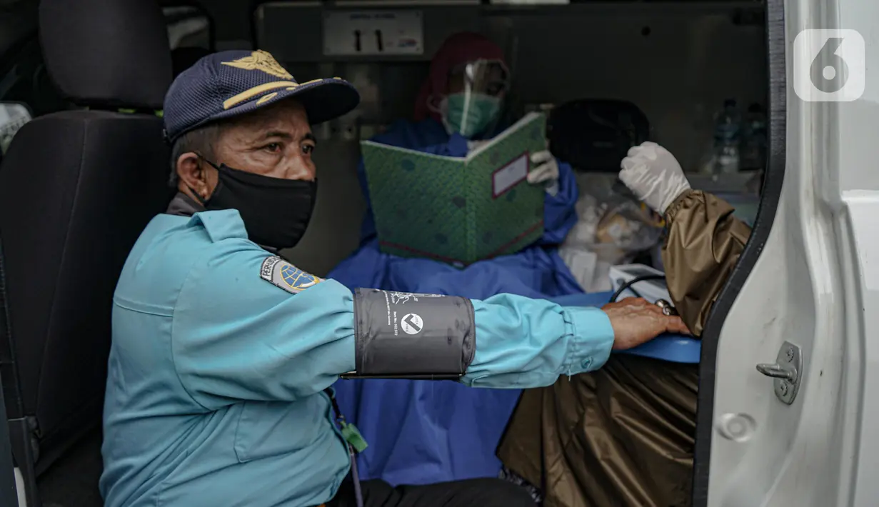 Petugas parkir melakukan pemeriksaan kesehatan di mobil Tim Medis Keliling di kawasan sabang, Jakarta, Kamis (18/2/2021). Pemeriksaan kesehatan tersebut merupakan program resmi Dishub DKI Jakarta. (Liputan6.com/Faizal Fanani)
