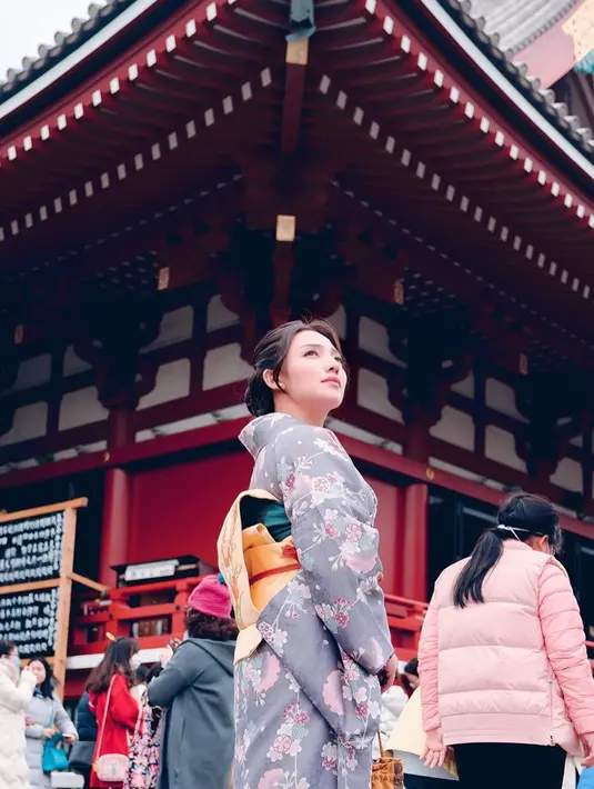 Sebagai seorang selebriti ia pun menyukai traveling. Salah satu destinasi wisata yang ia kunjungu beberapa waktu ini ialah Jepang. Momen liburan ke Jepang ini pun ia lakukan pada awal tahun, yaitu di bulan Januari 2020. (Liputan6.com/IG/@mandacellooo)