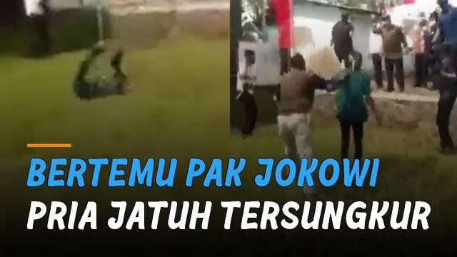 Seorang pria hendak bertemu Pak Jokowi saat kunjungan hingga lari terjatuh di rerumputan.