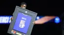 Situasi rumit tersebut rupanya membuat Umtiti frustrasi dan akhirnya memilih untuk gantung sepatu, 15 September 2025 lalu. (AFP/Franck Fife)