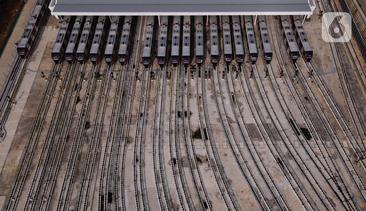 Foto udara proyek pembangunan depo LRT (Light Rail  Transit ) di Jatimulya, Bekasi Jawa Barat, Sabtu (11/6/2022). Menhub Budi Karya Sumadi menuturkan Pembangunan LRT Jabodebek dengan panjang lintasan 44,43 km dan 18 titik stasiun pemberhentian merupakan bagian dari upaya pemerintah menyelesaikan masalah transportasi perkotaan. (merdeka.com/Imam Buhori)