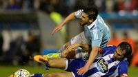 Striker Celta Vigo, Nolito (kiri), dilanggar pemain Deportivo La Coruna, Alejandro Arribas Garrido, dalam laga La Liga Spanyol di Stadion Balaidos, Vigo, (2/4/2016). (AFP/Miguel Riopa)