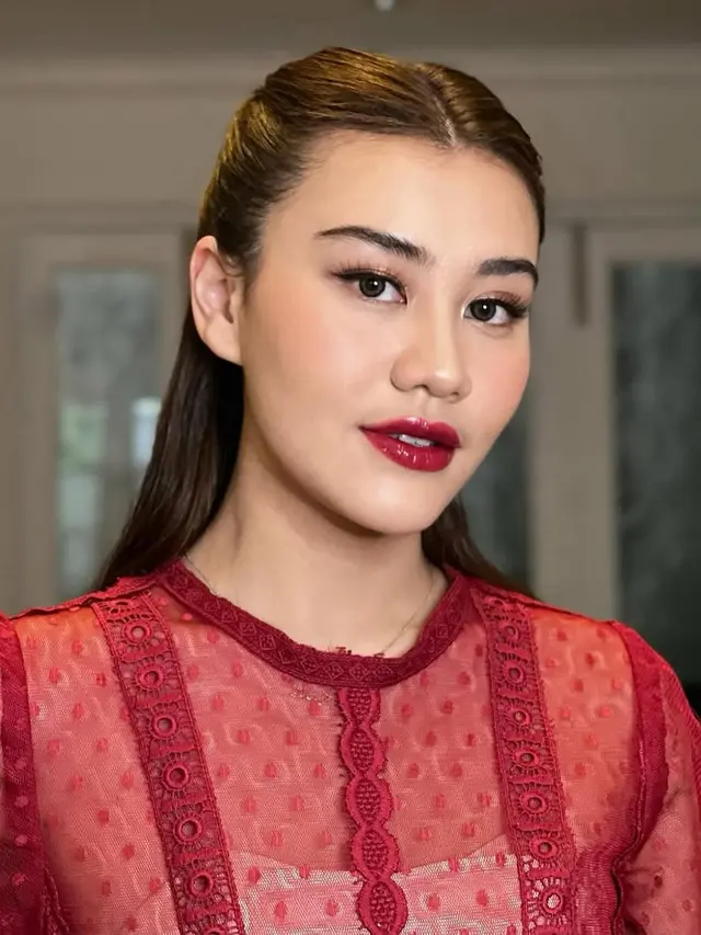 6 Inspirasi Hairdo Elegan untuk Kondangan ala Aaliyah Massaid, dari Updo with Bangs hingga Half Updo