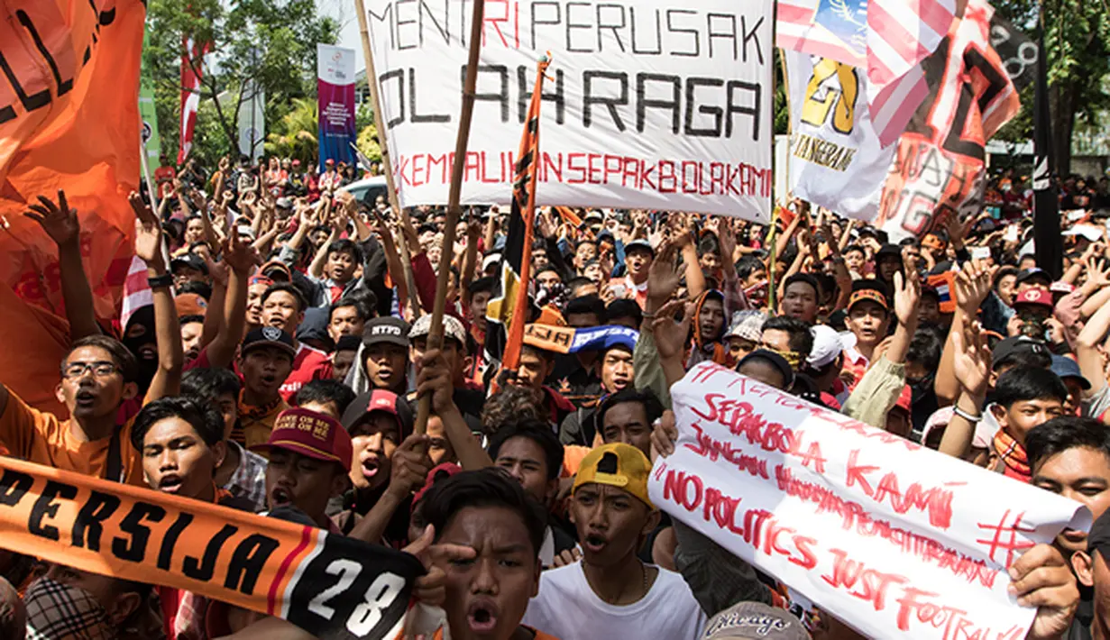 Pendukung Persija berpendapat bahwa penerbitan SK pembekuan terhadap PSSI menjadi penyebab matinya sepakbola nasional saat berunjuk rasa di Kantor Kemenpora, Selasa (11/8/2015). (Bola.com/Vitalis Yogi Trisna)