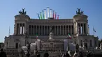 Ini adalah momen atraksi pesawat dari angkatan udara Italia saat merayakan Hari Republik ke-76. Kepulan asap warna-warni menghiasi langit biru Roma. (VINCENZO PINTO/AFP)
