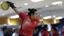 Atlet bowling Indonesia, Elsa Maris bersiap melempar bola saat tampil pada cabang tenpin bowling TPB 4 di Jaya Ancol Bowling Center, Jakarta, Selasa (9/10). Elsa Maris menyumbang medali emas keenam untuk Indonesia. (Bola.com/Vitalis Yogi Trisna)