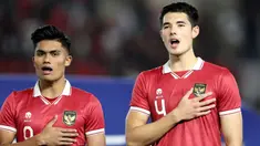 Ekspresi pemain Timnas Indonesia U-23, (dari kiri ke kanan) Ramadhan Sananta dan Elkan Baggott saat menyanyikan lagu kebangsaan Indonesia Raya jelang melawan Chinese Taipei U-23 dalam pertandingan Grup K Kualifikasi Piala Asia U-23 2024 di Stadion Manahan, Solo, Sabtu (9/9/2023). (Bola.com/Arief Bagus)
