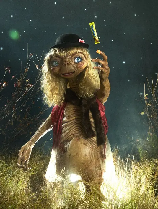 Tahun ini, Heidi Klum dan suami kembali menghidupkan karakter ikonik dengan muncul sebagai alien E.T. yang legendaris. Dengan dedikasi tinggi pada detail, Heidi dan sang suami kini cosplay menjadi versi alien perempuan dan laki-laki E.T dari film Steven Spielberg tahun 1982  ET the Extra-Terrestrial. [@heidiklum].