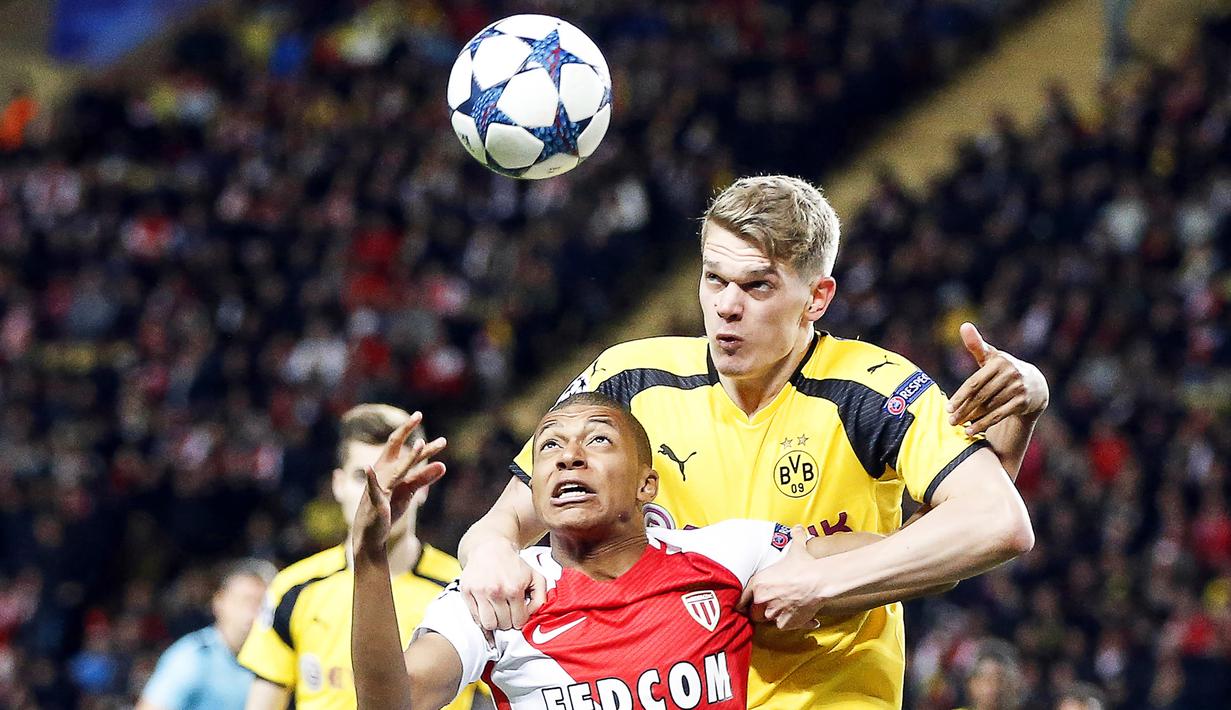 Penyerang AS Monaco, Kylian Mbappe, duel udara dengan bek Borussia Dortmund, Matthias Ginter. Borussia Dortmund berhasil mendominasi pertandingan dengan penguasaan bola 59 persen berbanding 41 milik AS Monaco. (EPA/Guillaume Horcajuelo)