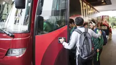 Pelatih Timnas Indonesia, Bima Sakti, memberikan semangat kepada Stefano Lilipaly saat akan berangkat dari Hotel Sultan Jakarta, Selasa (13/11). Timnas Indonesia akan melawan Timor Leste pada laga Piala AFF 2018. (Bola.com/Vitalis Yogi Trisna)
