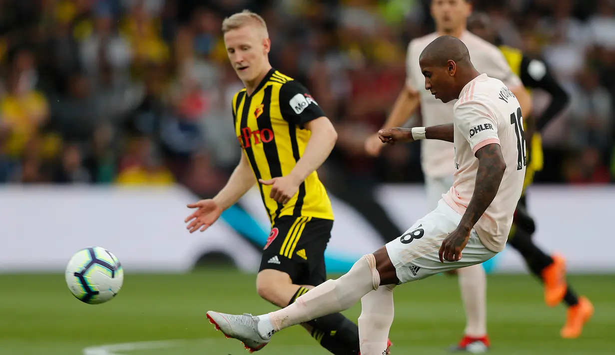 Gelandang Manchester United, Ashley Young berusaha mengumpan bola dari kawalan pemain Watford, Will Hughes saat bertanding pada lanjutan Liga Inggris di stadion Vicarage Road, Inggris (15/9). MU menang tipis 2-1 atas Watford. (AP Photo/Frank Augstein)